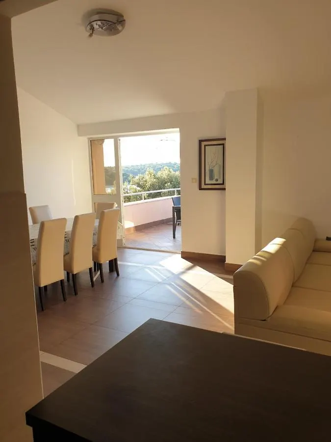 Apartments Seafront Villa Pula